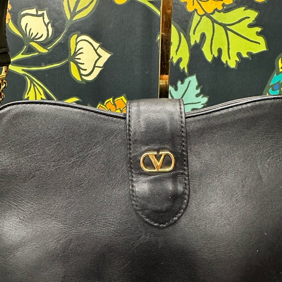 Vintage Valentino Garavani Black Leather Shoulder Bag with Gold Chain - Picture 6 of 14